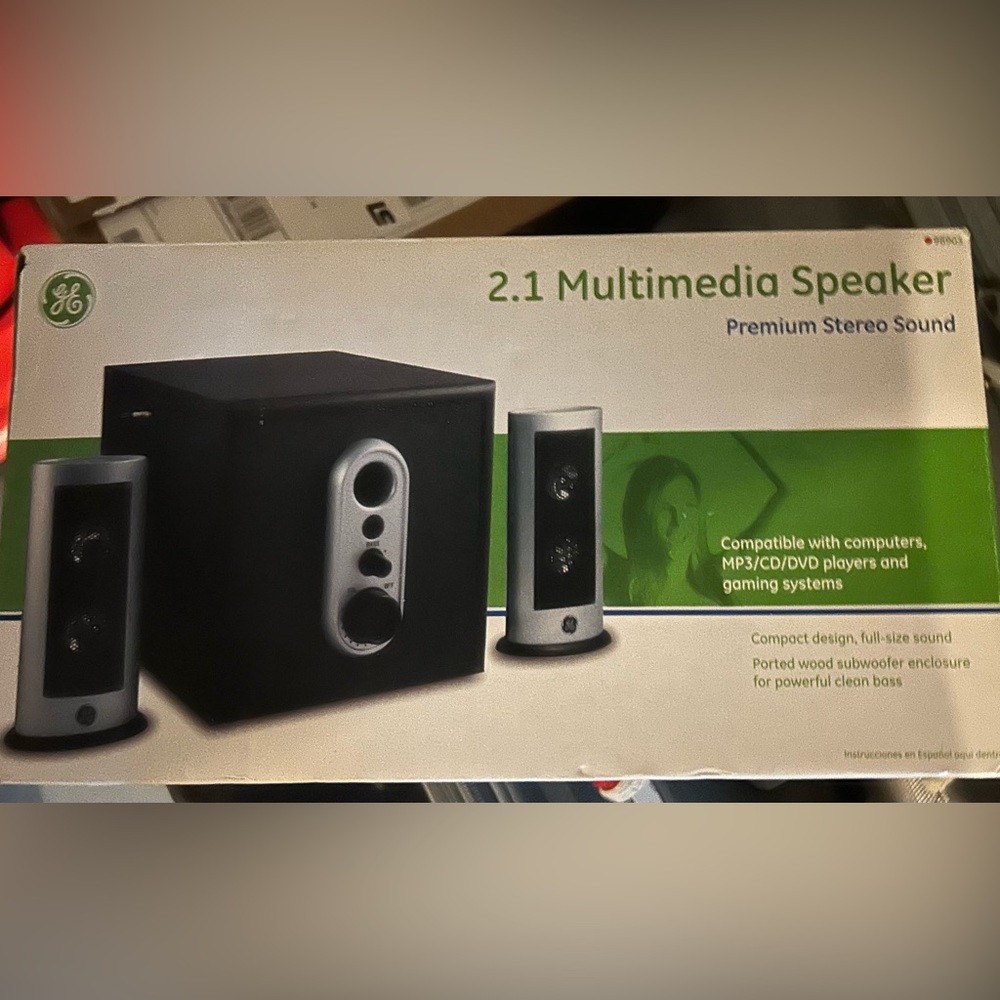 Speaker system with subwoofer